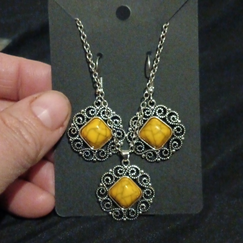 Vintage looking necklace and earrings